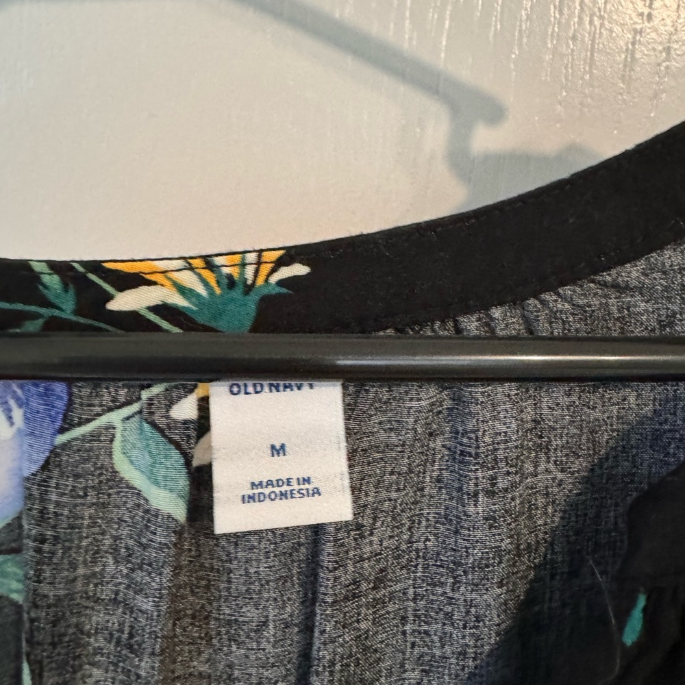 Beautiful Lightweight Blouse - Picture 2 of 2